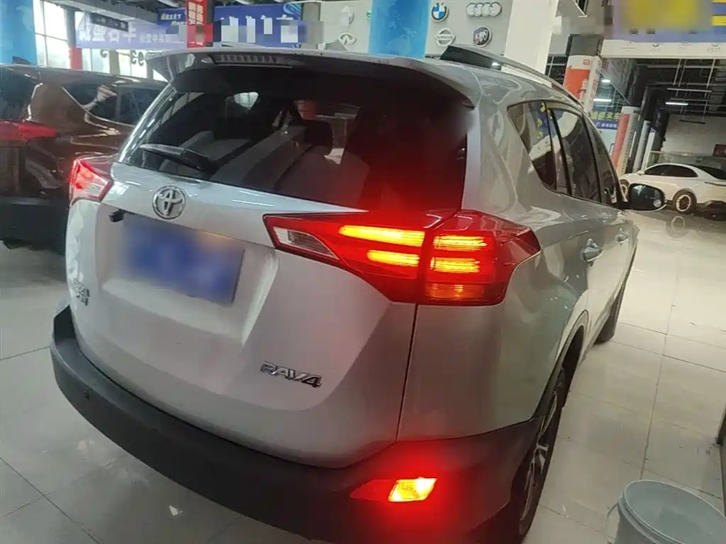 Toyota RAV4 2015 — фото 7