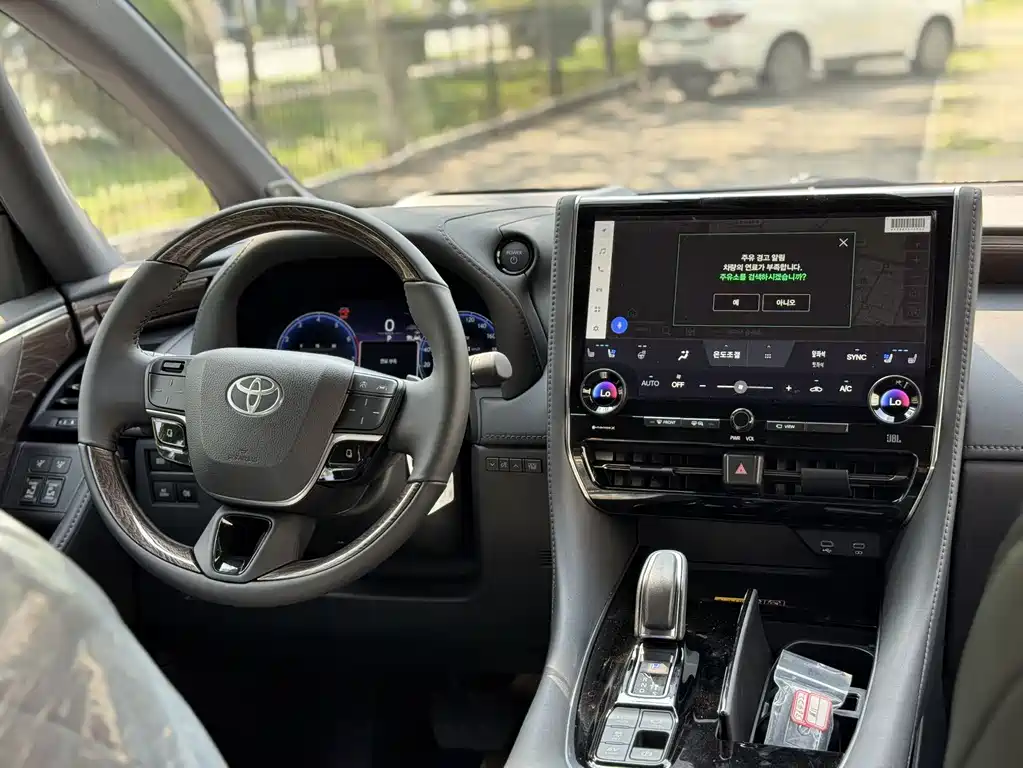 Toyota Alphard — фото 8