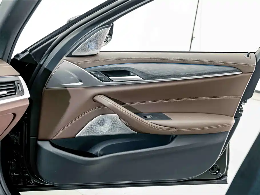 BMW 5 Series 2021 — фото 13