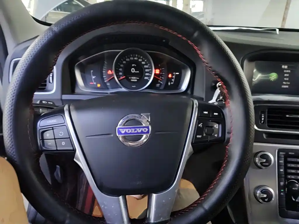 Volvo S60 2015 — фото 11