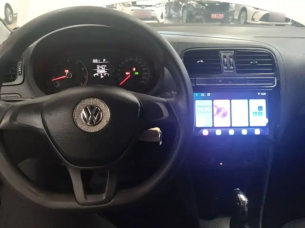 Volkswagen Polo 2017 — фото 10