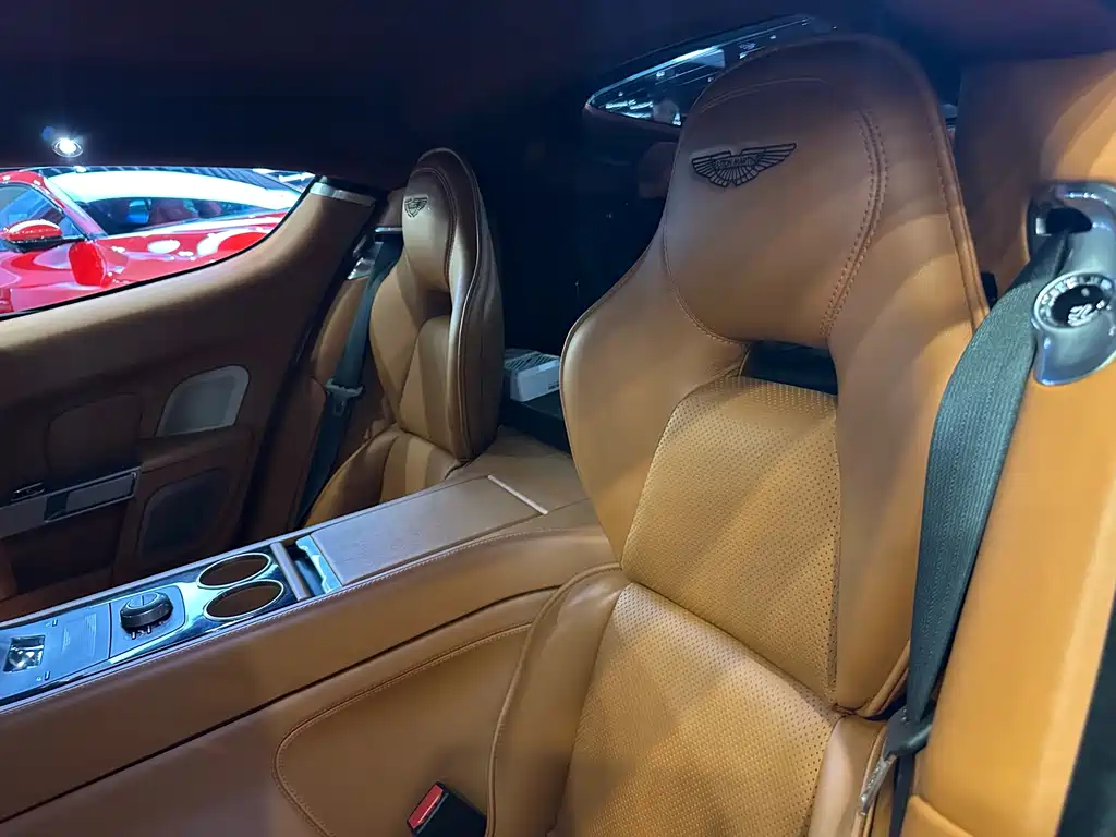 Aston Martin Rapide 2017 — фото 18