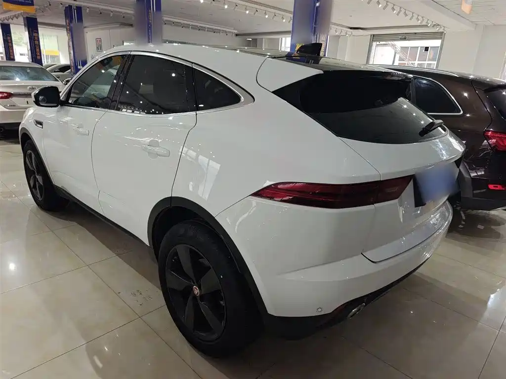 Jaguar E-PACE 2023 — фото 5