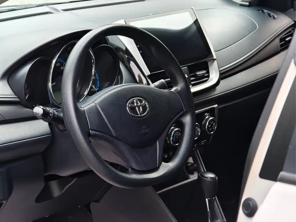 Toyota Yaris L 2019 — фото 17