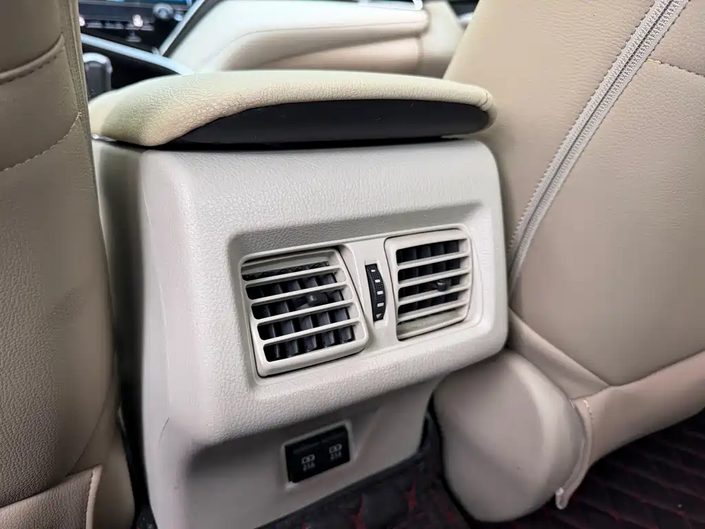 Toyota Camry 2019 — фото 13