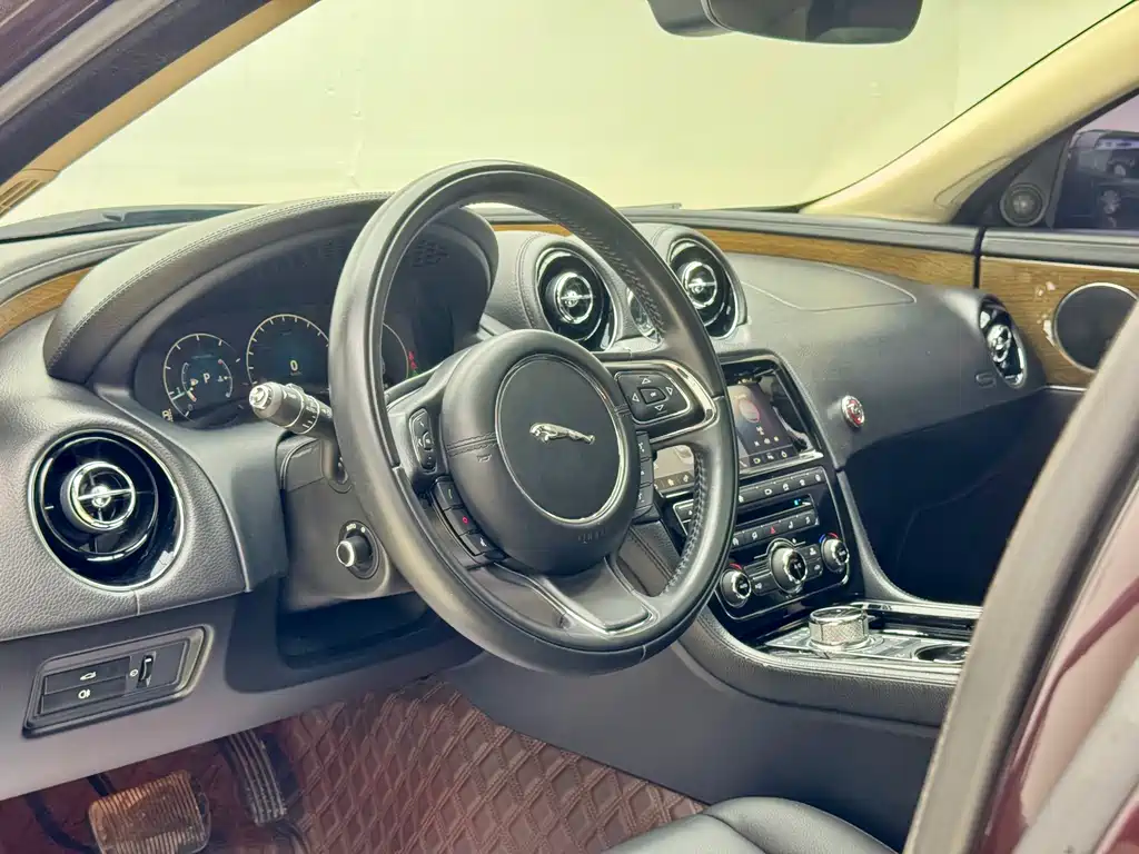 Jaguar XJ 2018 — фото 17