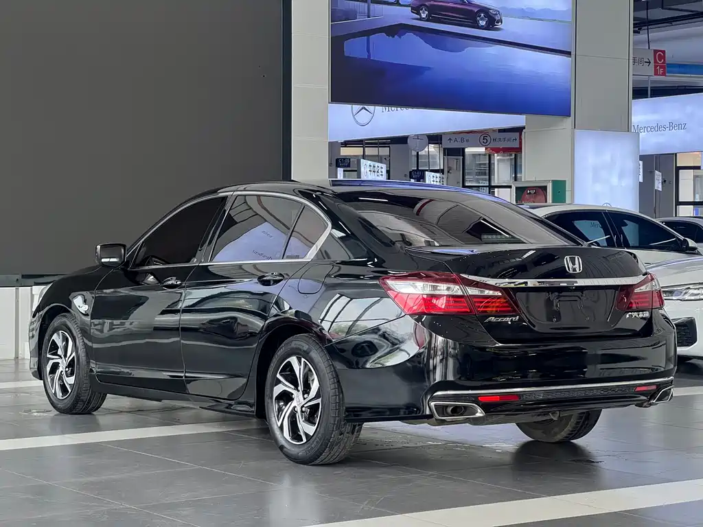 Honda Accord 2017 — фото 15