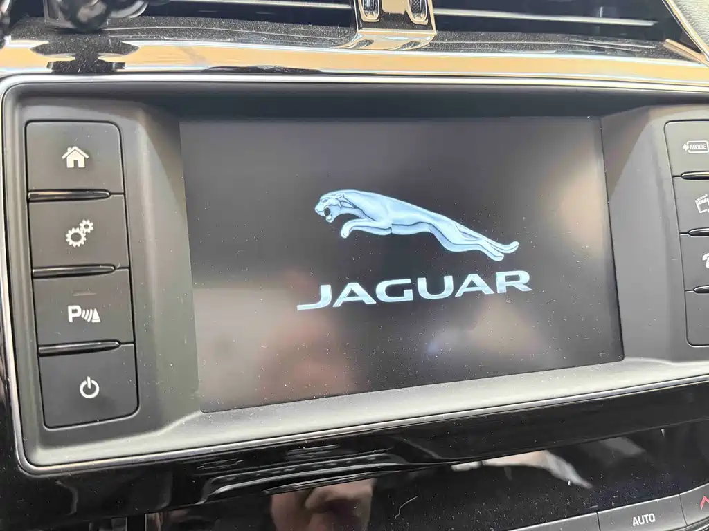 Jaguar XEL 2019 — фото 14