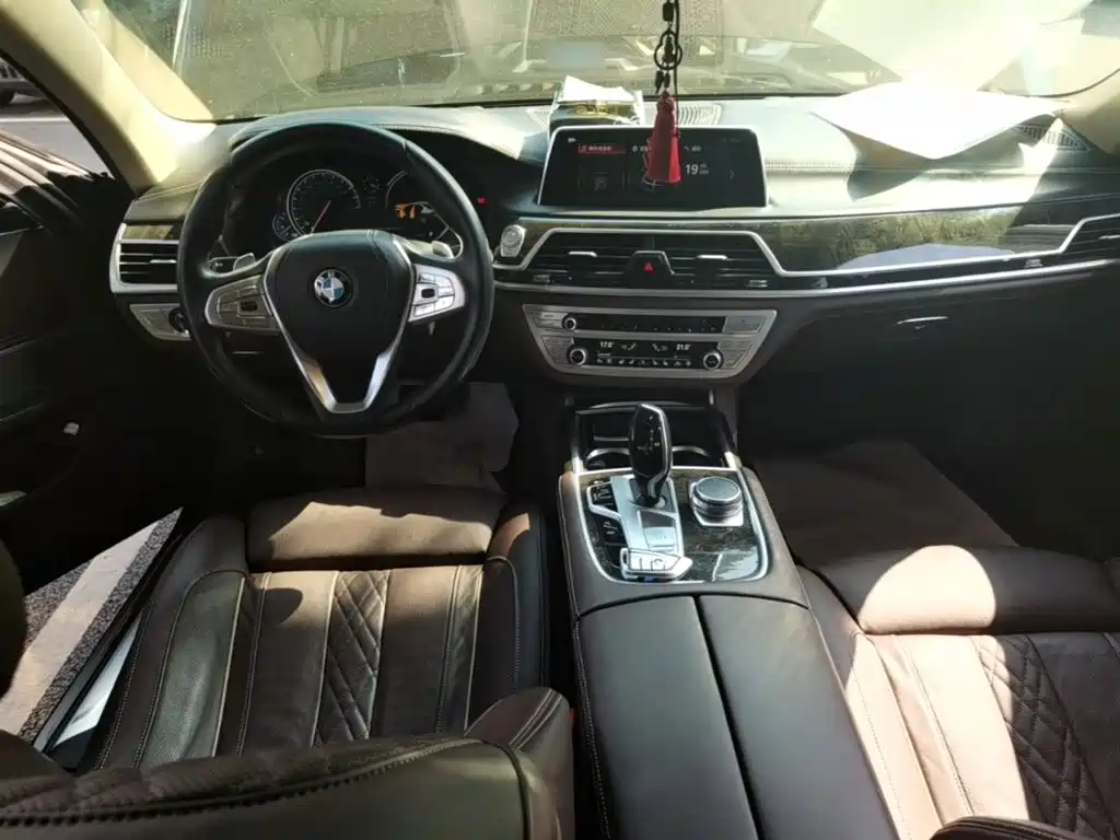 BMW 7 Series 2017 — фото 10