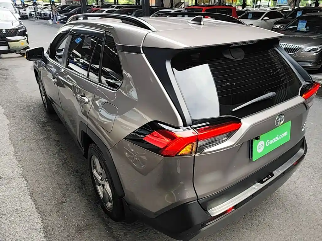 Toyota RAV4 2021 — фото 5
