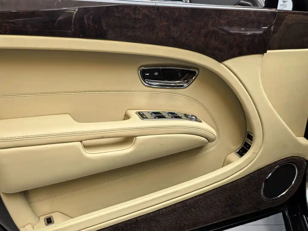 Bentley Mulsanne 2015 — фото 16