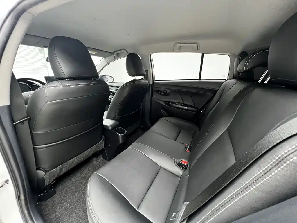 Toyota Yaris L 2022 — фото 13