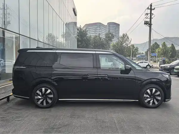 Volvo EM90 2024