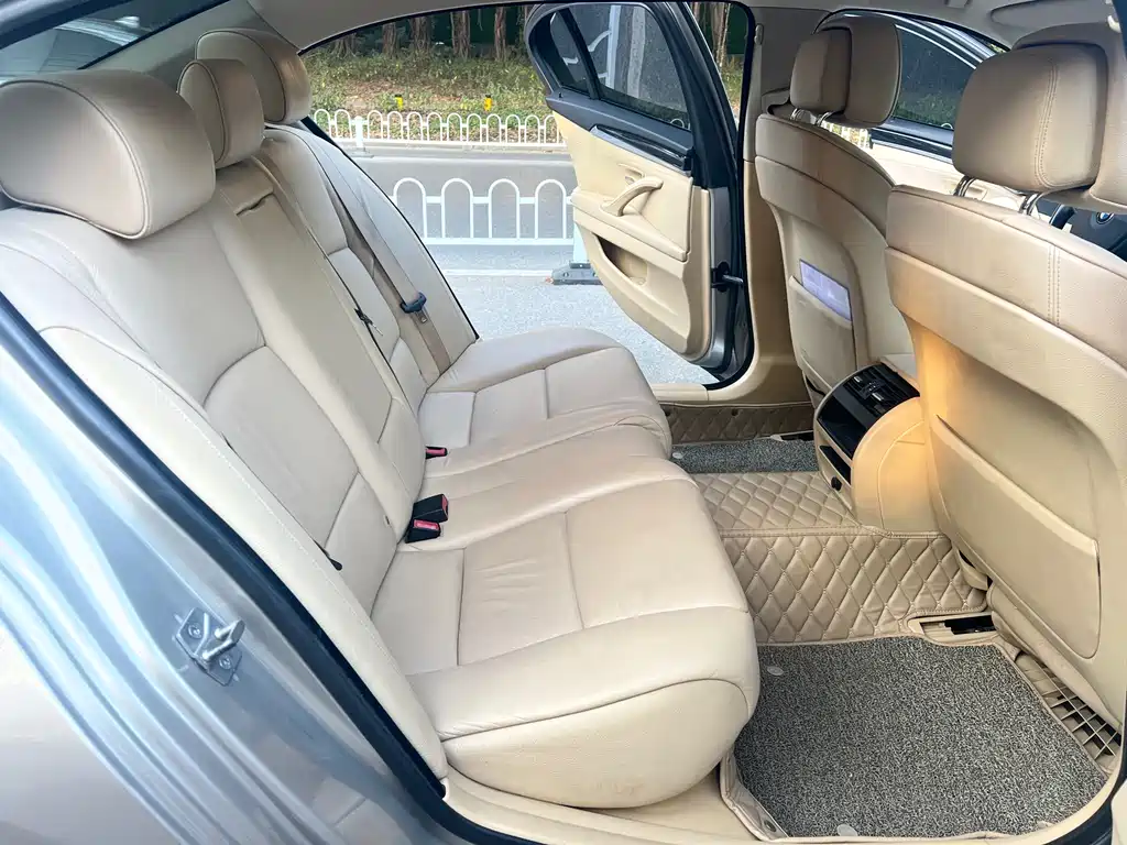 BMW 5 Series 2013 — фото 16
