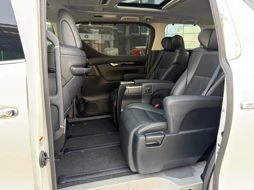 Toyota Vellfire 2023 — фото 6