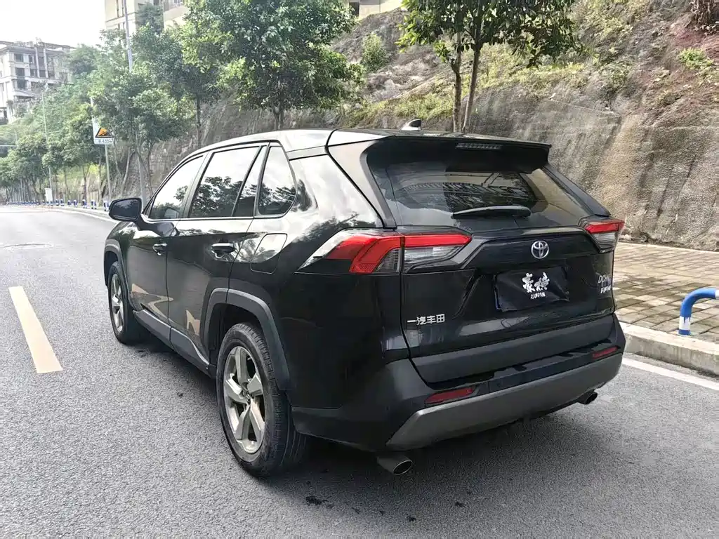 Toyota RAV4 2022 — фото 12