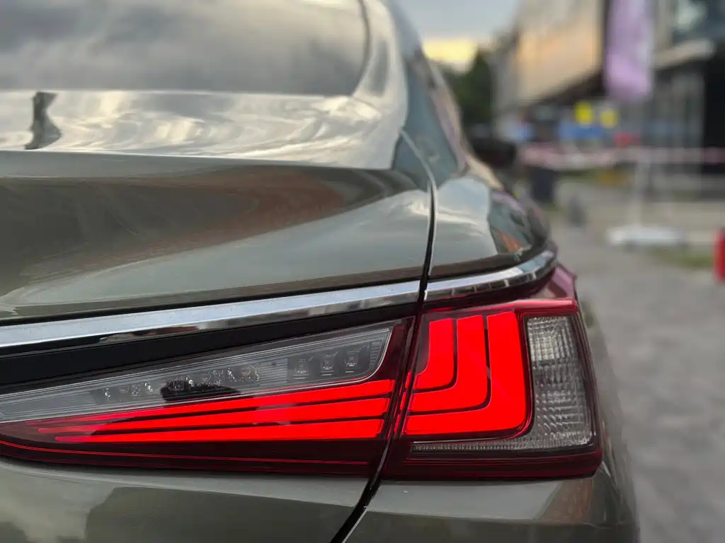 Lexus ES 2021 — фото 18