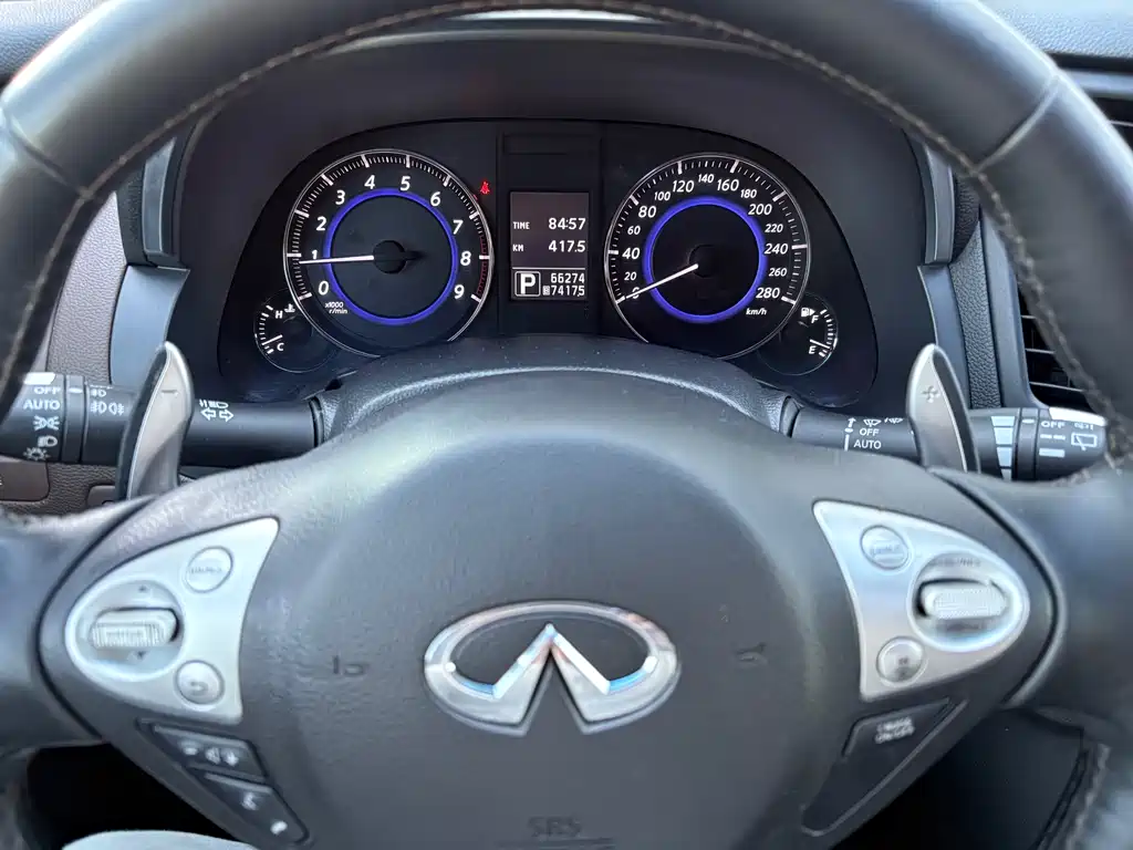 Infiniti QX70 2015 — фото 13