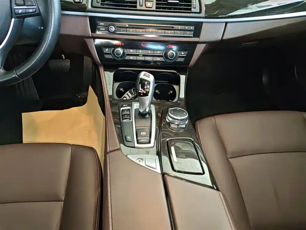 BMW 5 Series 2017 — фото 10