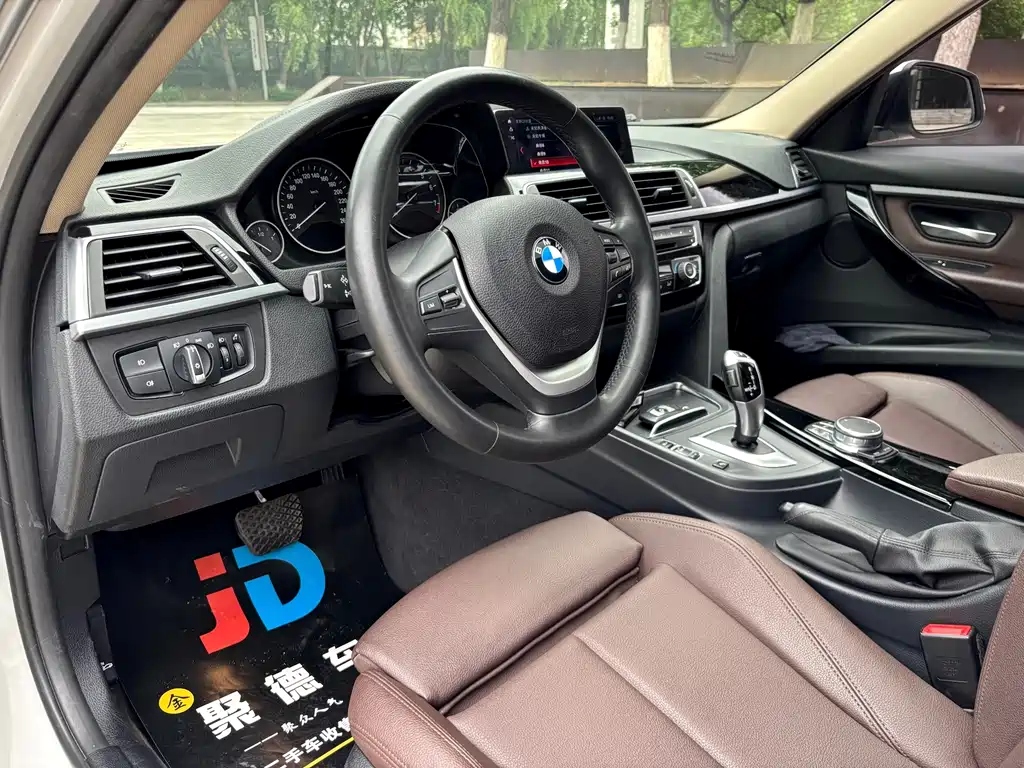 BMW 3 Series 2019 — фото 13