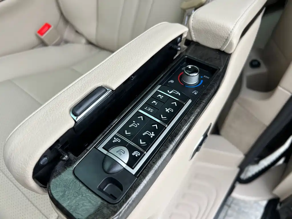 Mercedes-Benz V-Class 2017 — фото 16