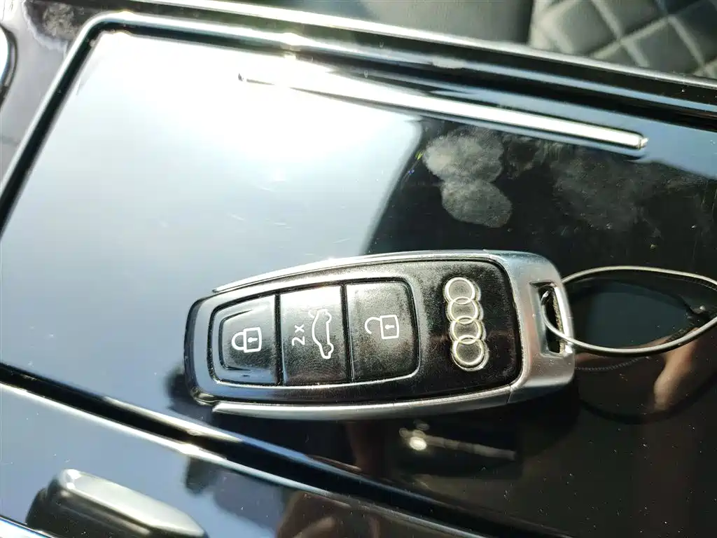 Audi A8 2021 — фото 17