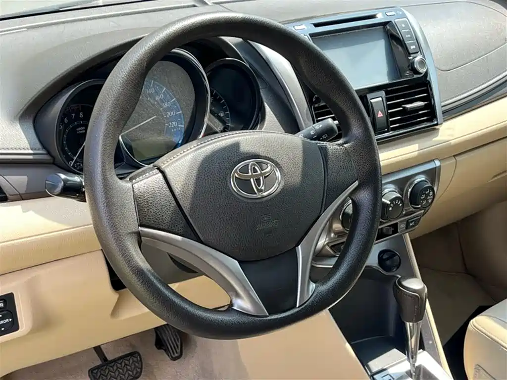 Toyota Yaris L 2015 — фото 17