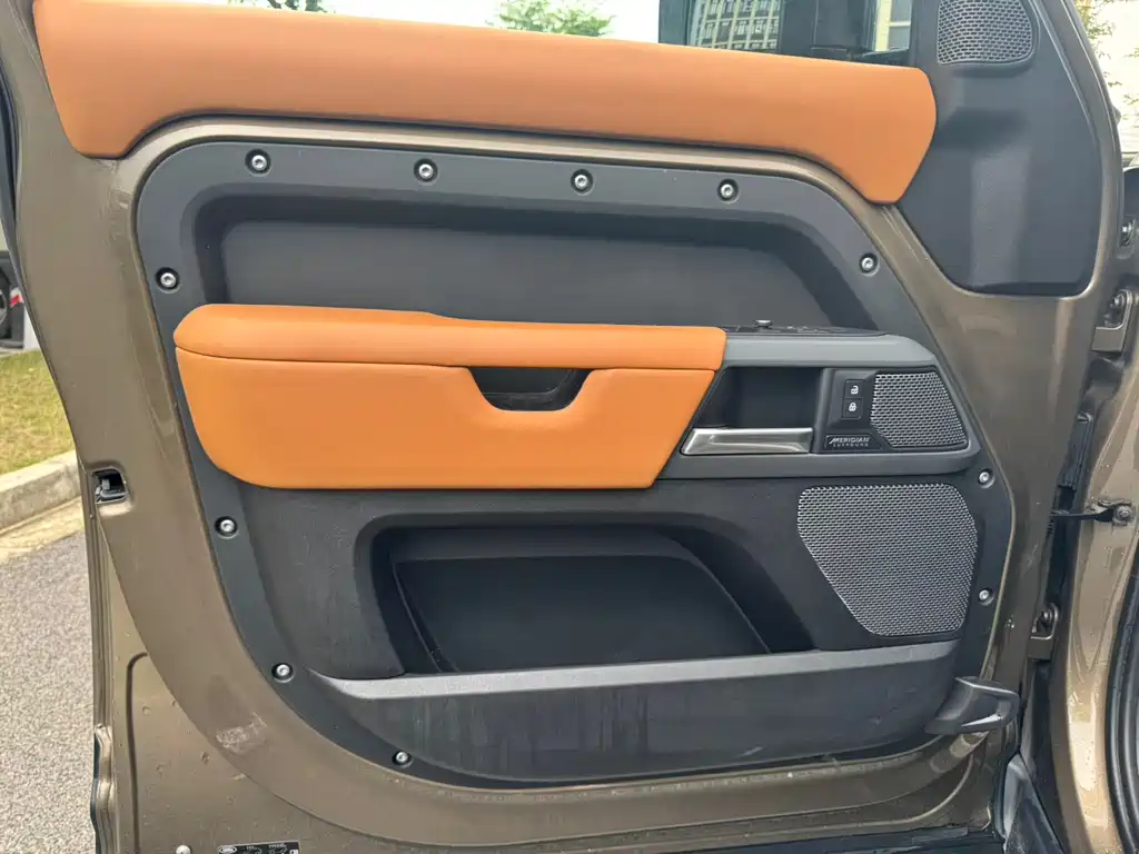 Land Rover Defender 2021 — фото 15