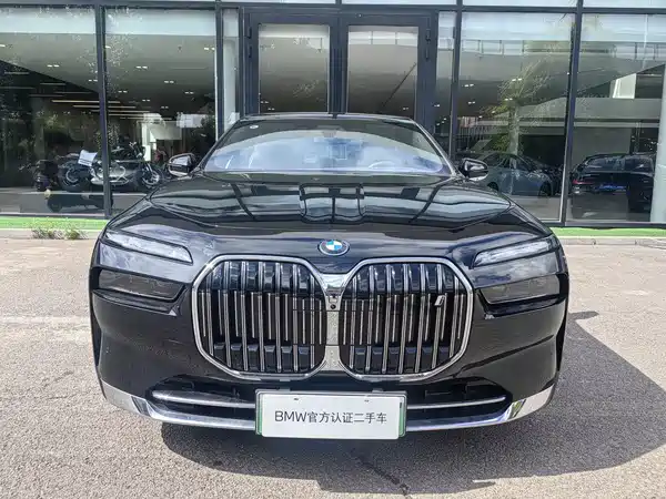 BMW i7 2025