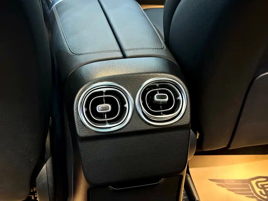 Mercedes-Benz C-Class 2023 — фото 19