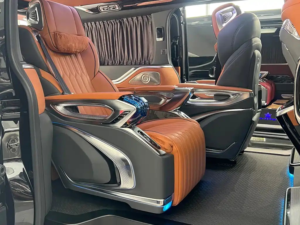 Toyota Hiace — фото 11