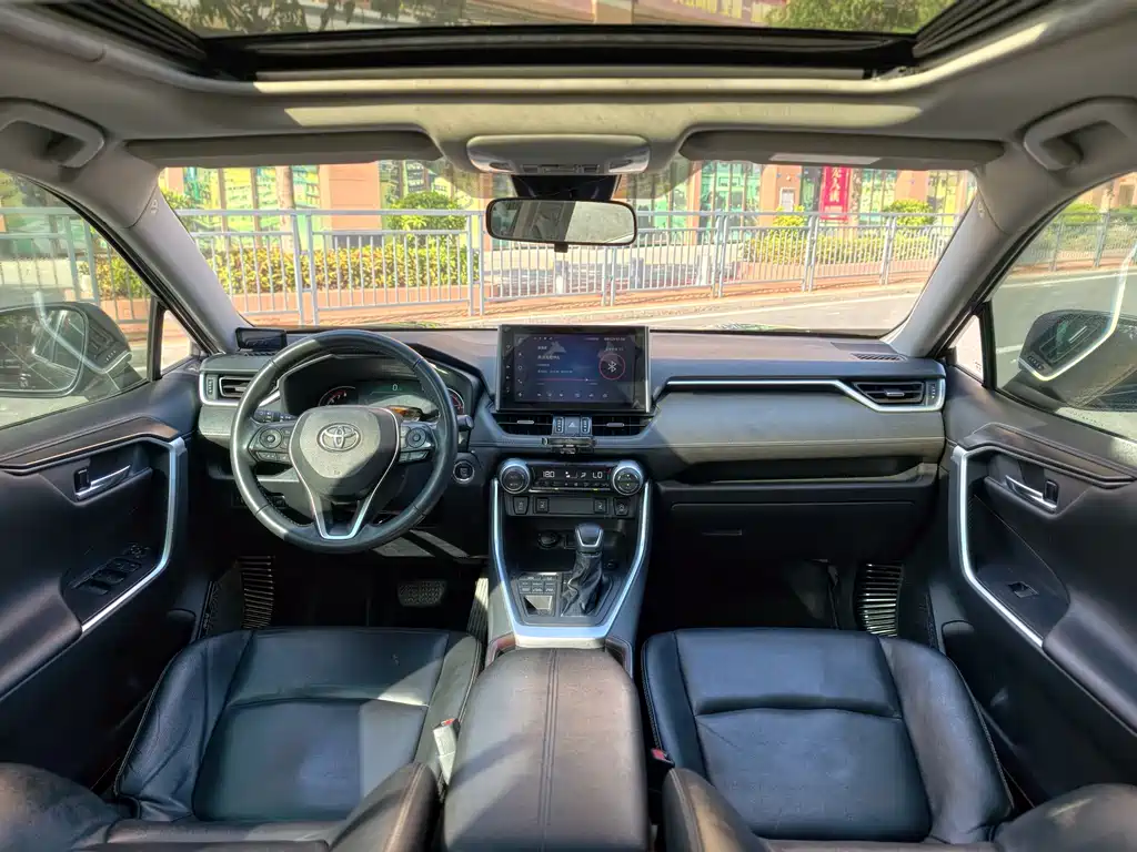 Toyota RAV4 2022 — фото 17