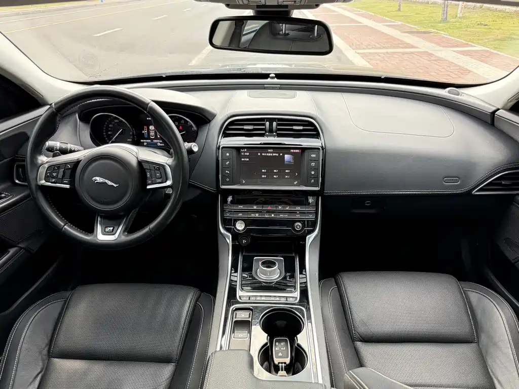 Jaguar XE 2016 — фото 12