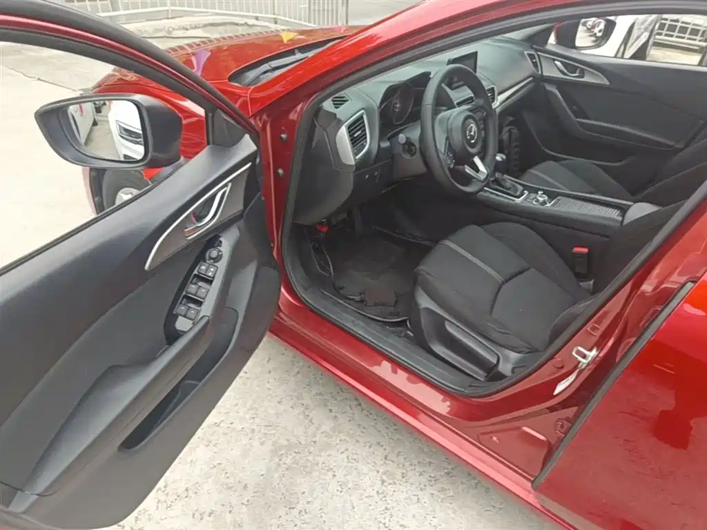 Mazda 3 Axela 2018 — фото 16