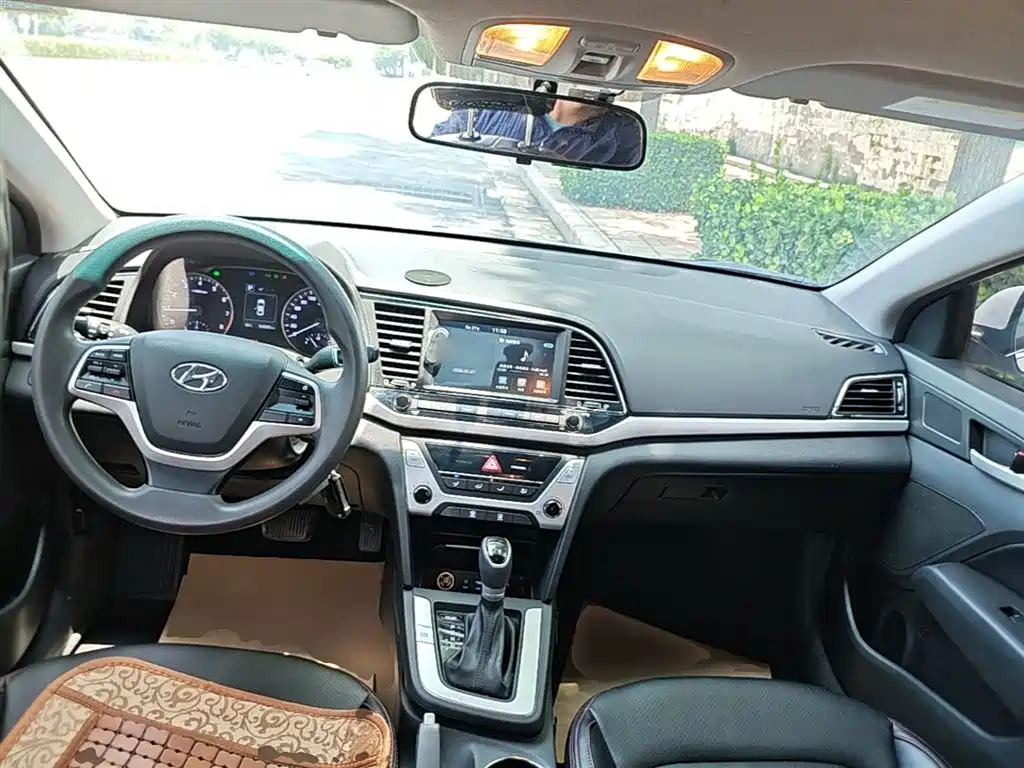 Hyundai Elantra 2016 — фото 10