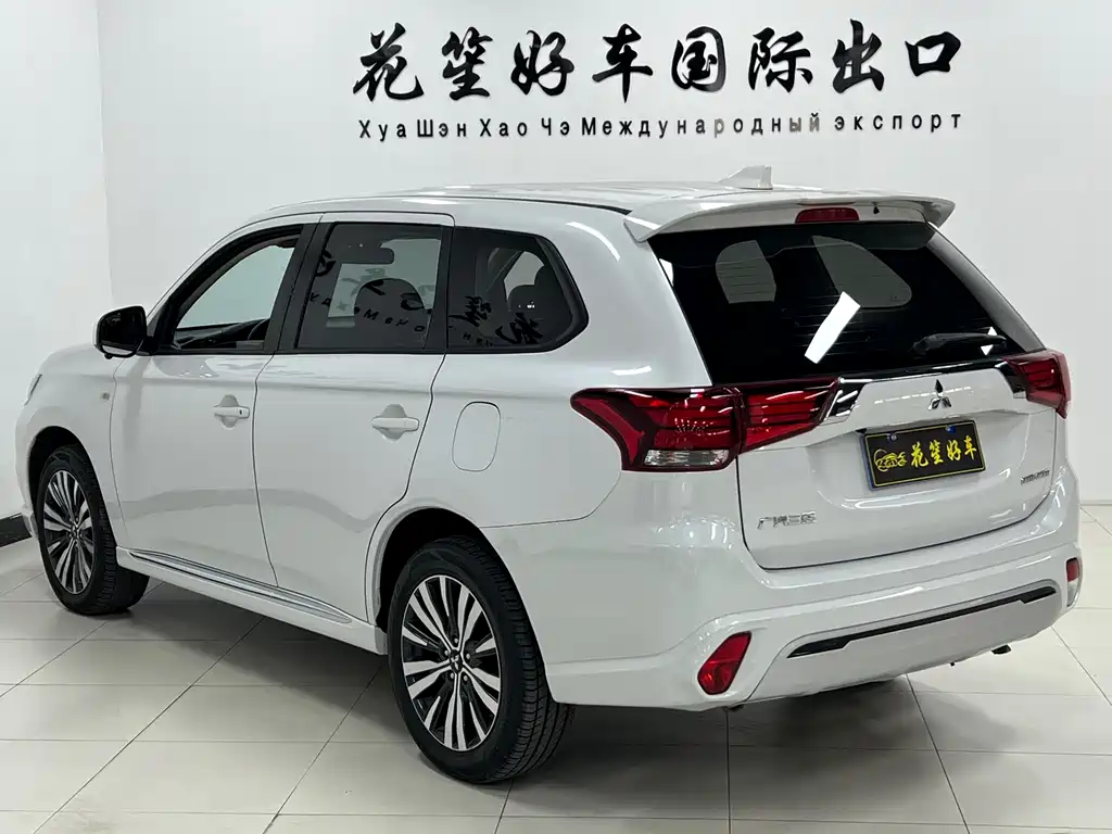 Mitsubishi Outlander 2022 — фото 5