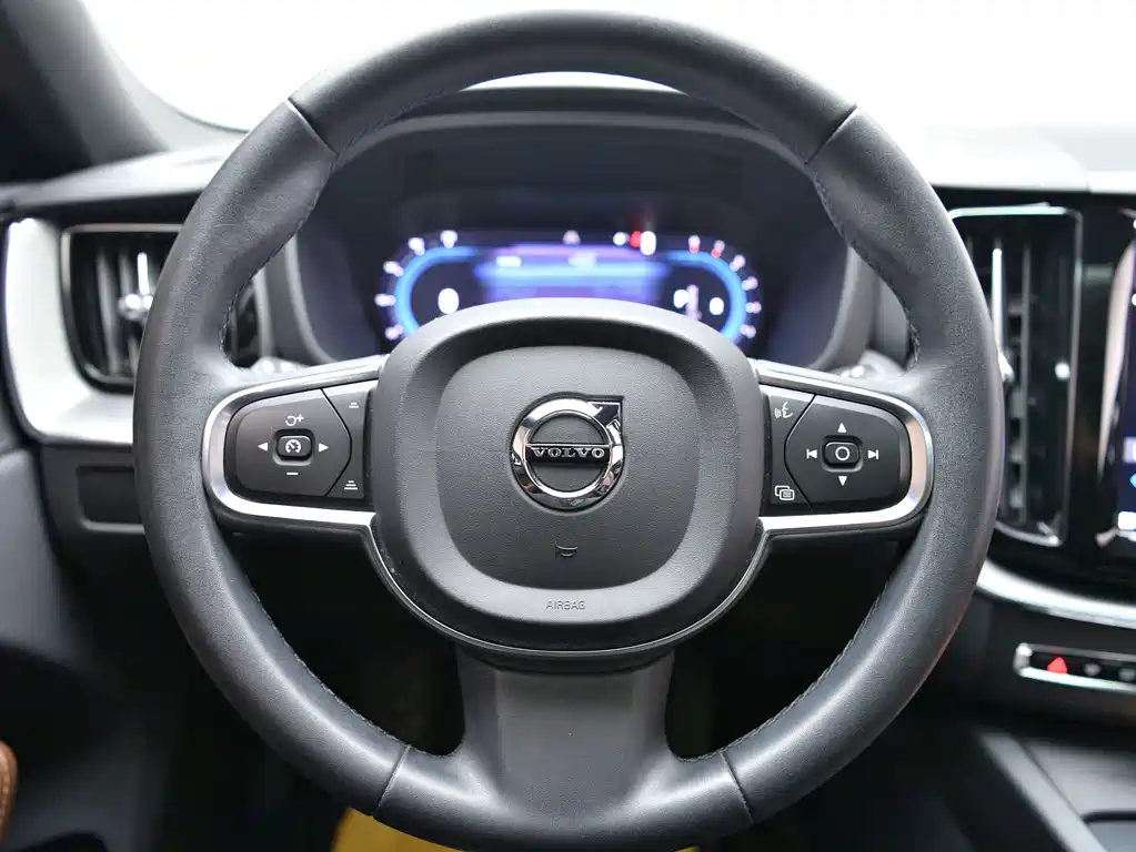 Volvo XC60 2023 — фото 7