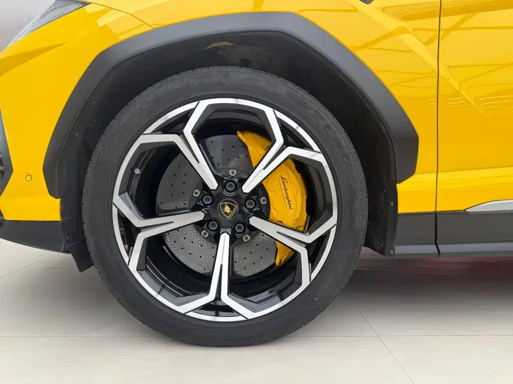 Lamborghini Urus 2019 — фото 14