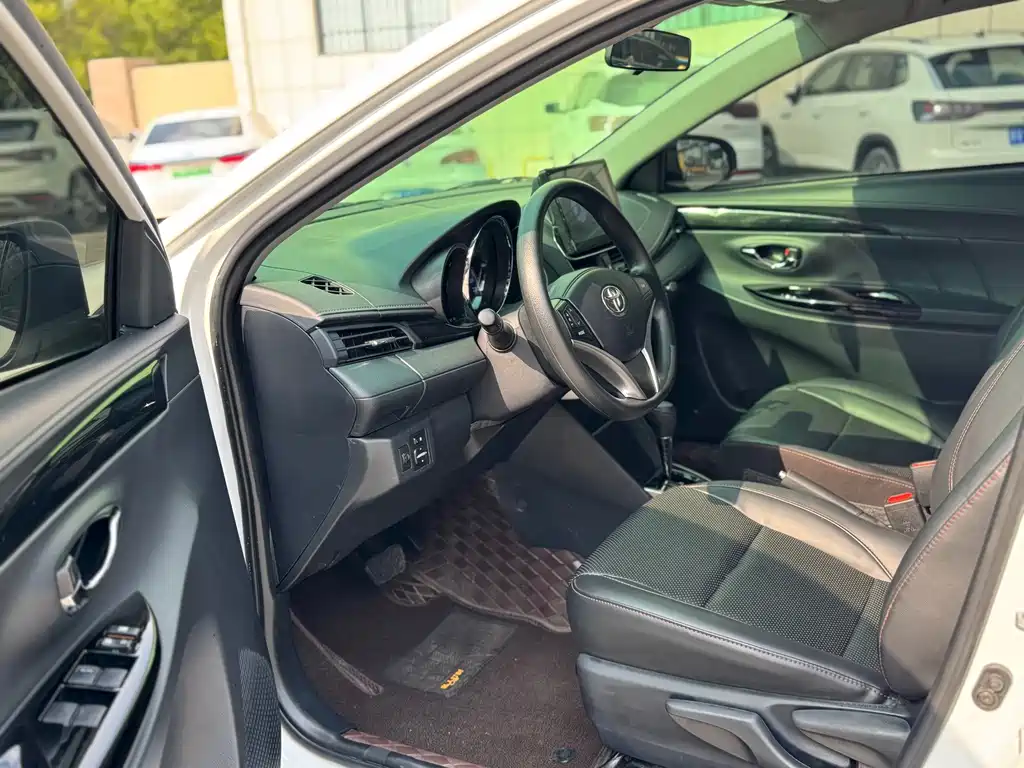 Toyota Yaris L 2022