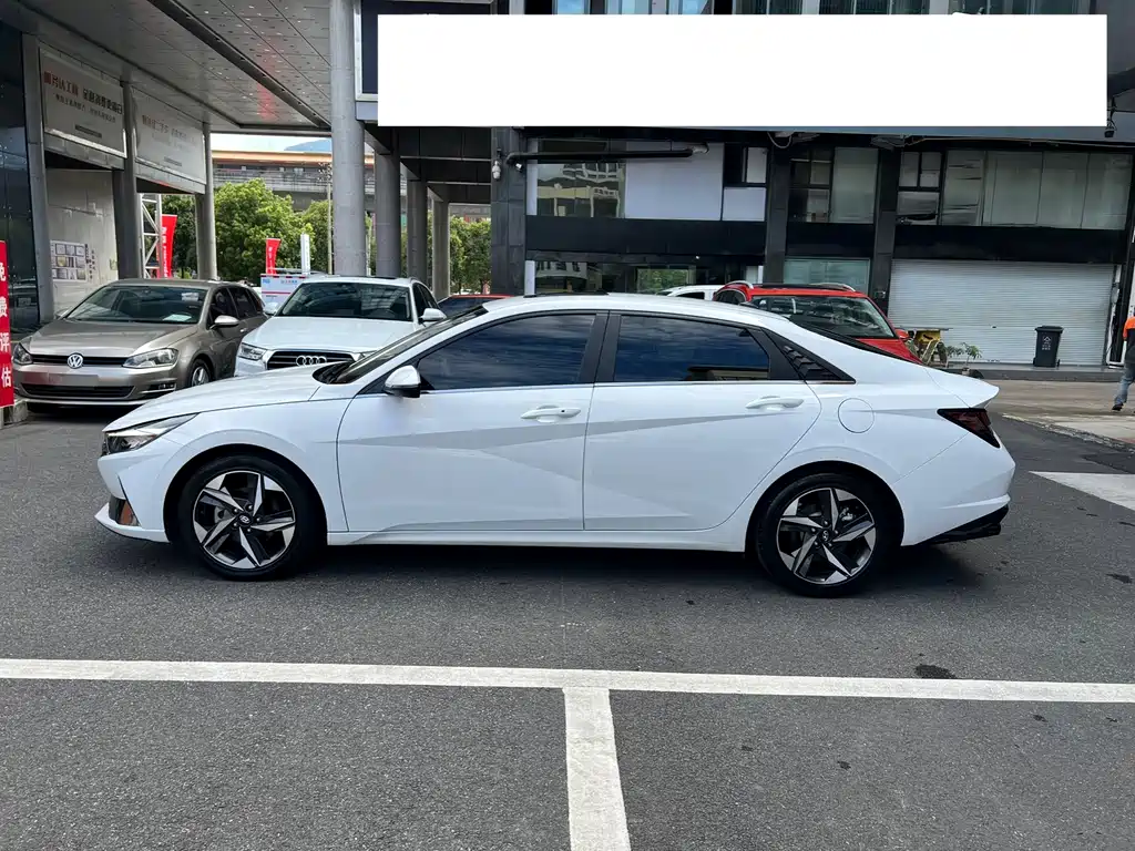 Hyundai Elantra 2023 — фото 13