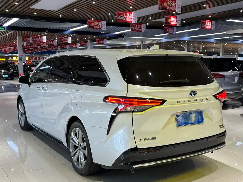 Toyota Sienna 2023 — фото 6