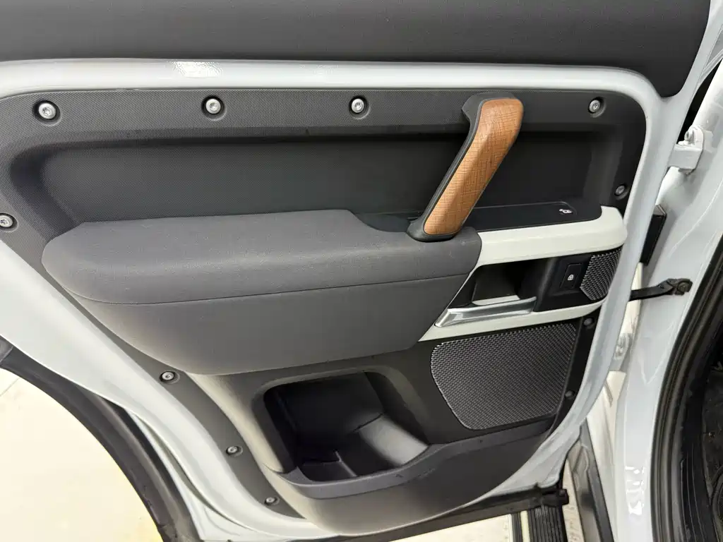 Land Rover Defender EV 2021 — фото 17