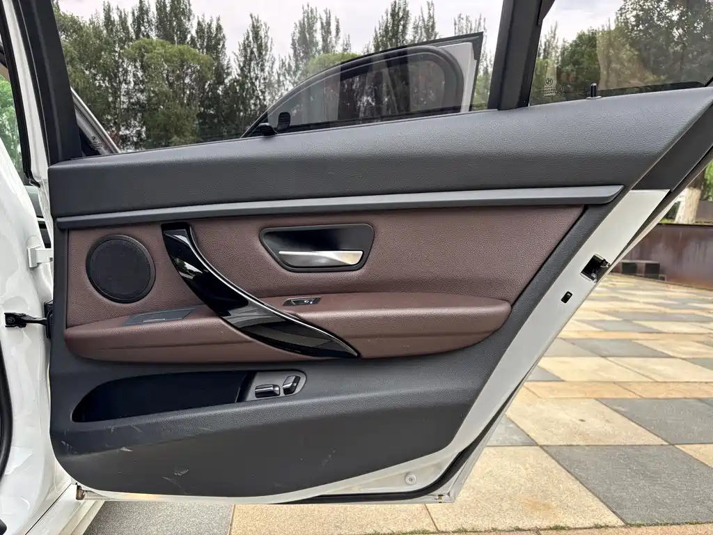 BMW 3 Series 2019 — фото 19