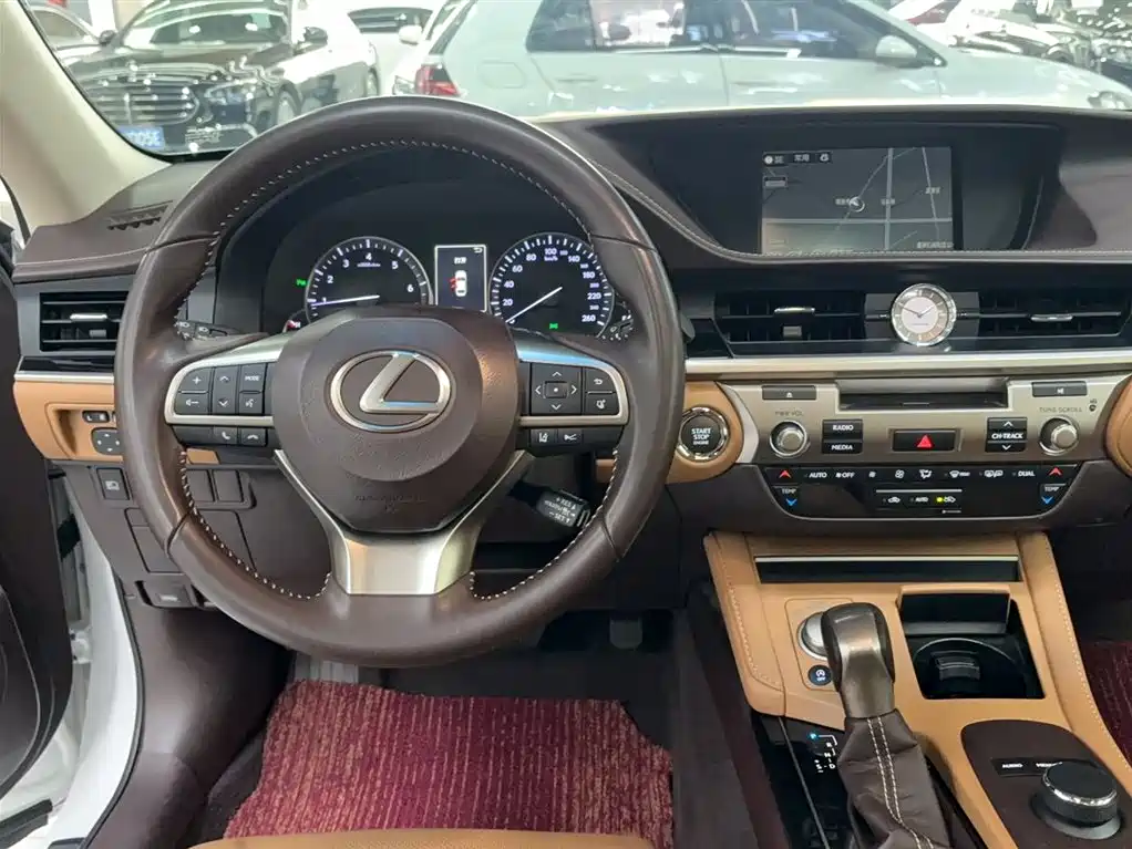 Lexus ES 2017 — фото 11