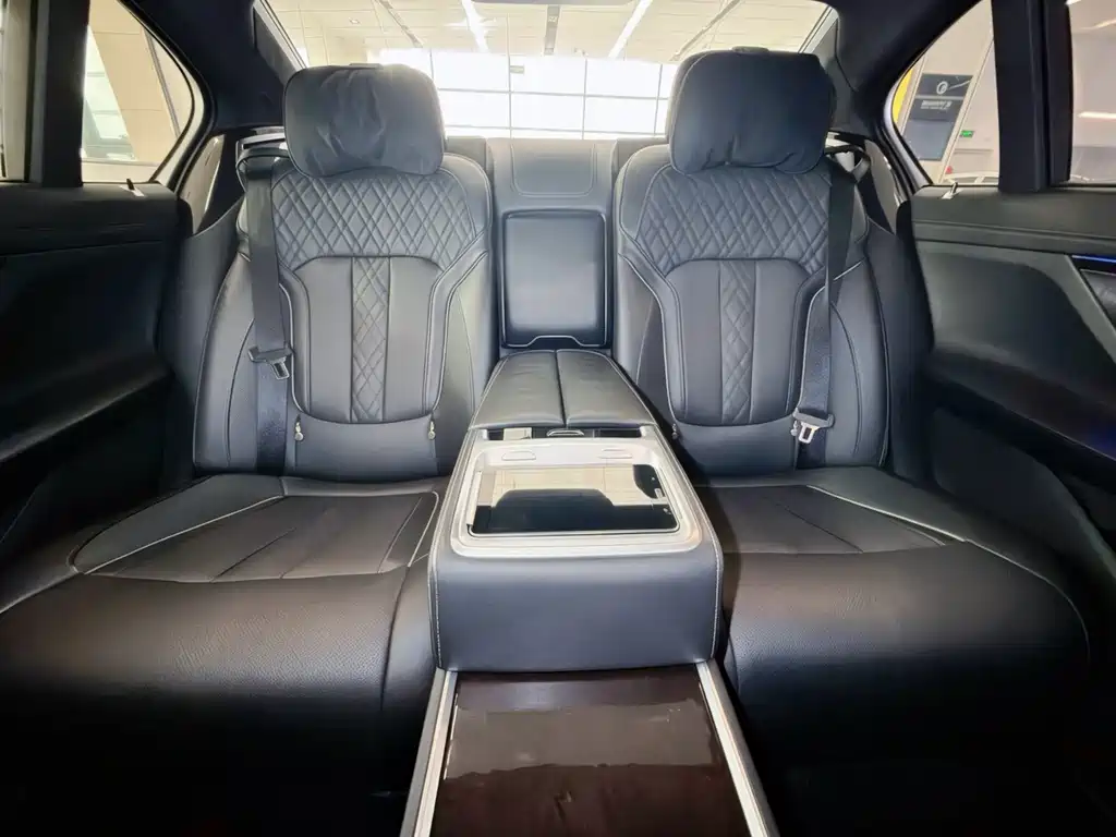 BMW 7 Series 2016 — фото 16