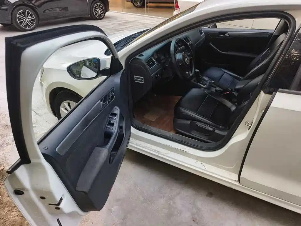 Volkswagen Sagitar 2014