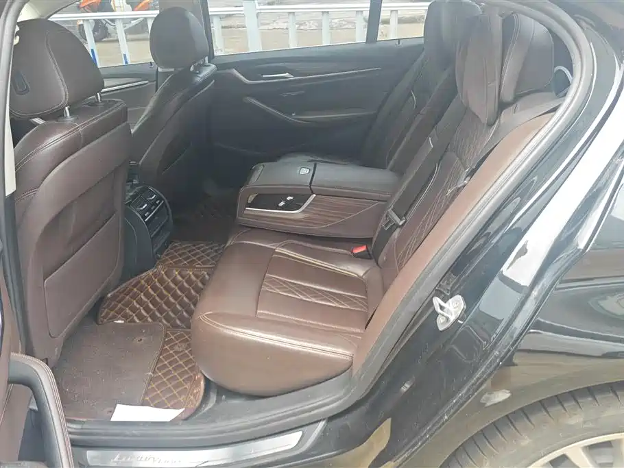 BMW 5 Series 2018 — фото 11