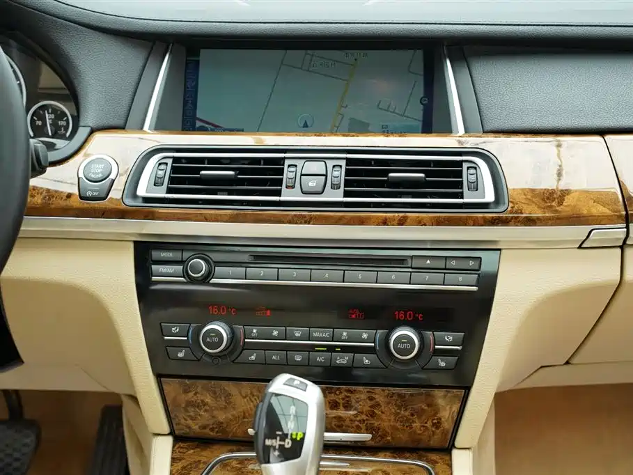 BMW 7 Series 2015 — фото 17