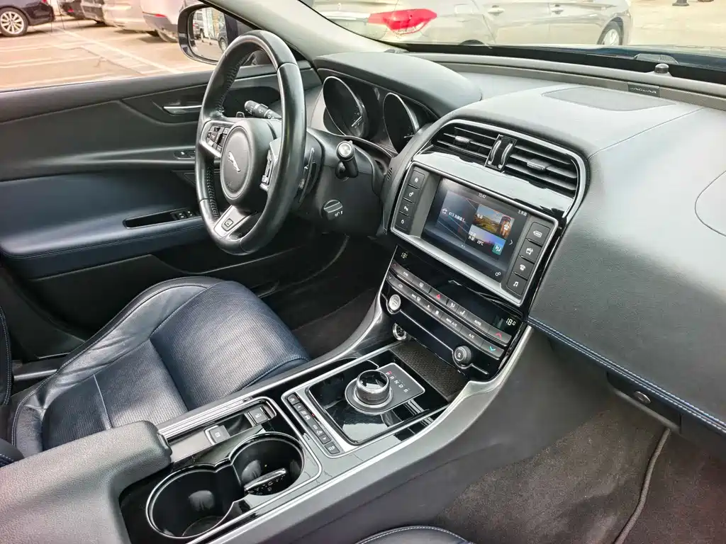 Jaguar XE 2017 — фото 19