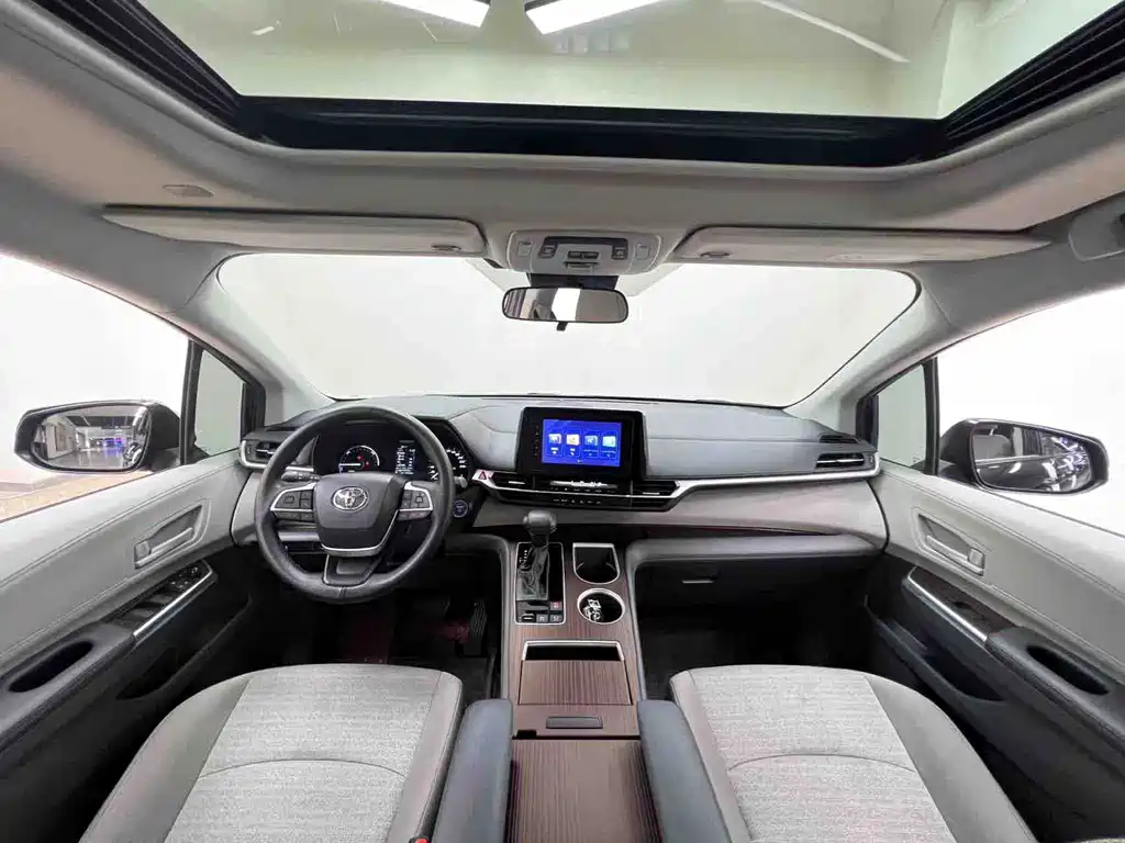 Toyota Sienna 2023 — фото 15